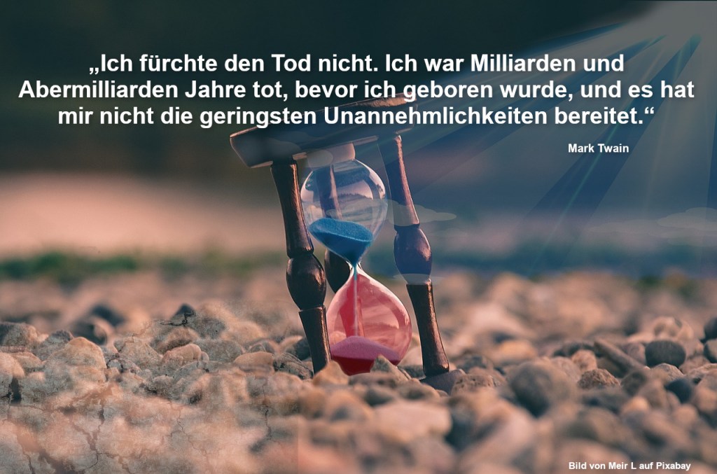 Sanduhr in blau und rot am Strand