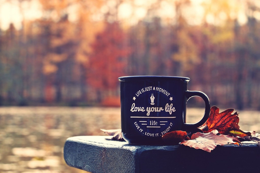 Tasse mit Aufschrift: Love your life"