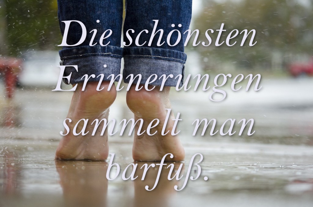 Füße die nackt sind und durch den Regen gehen