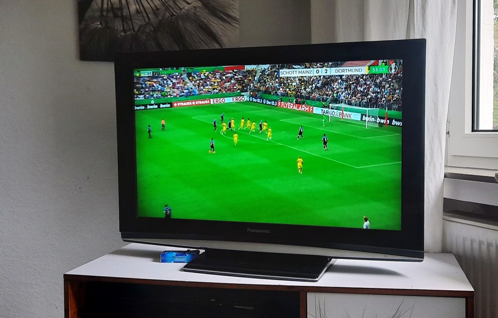 Ein Fernseher, auf dem ein Fussballspiel zu sehen ist