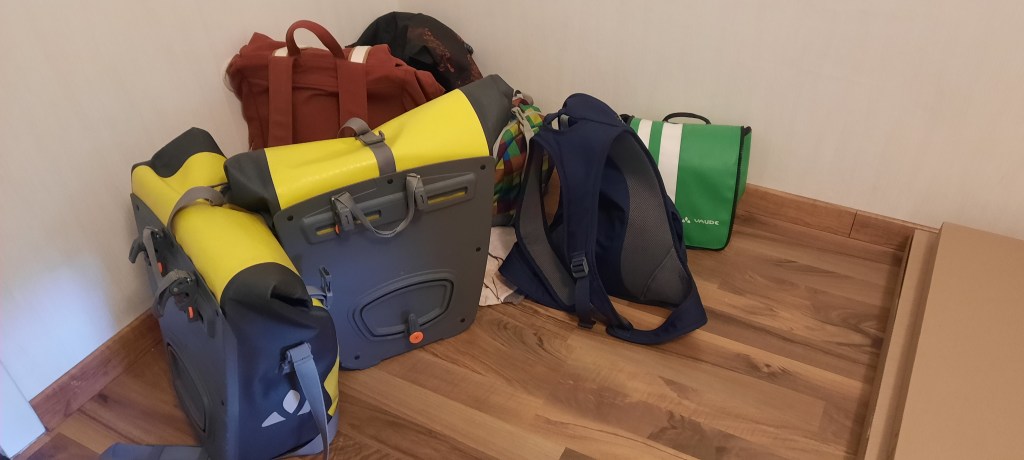 Rucksäcke und Fahrradtaschen die achtlos in einer Ecke stehen.