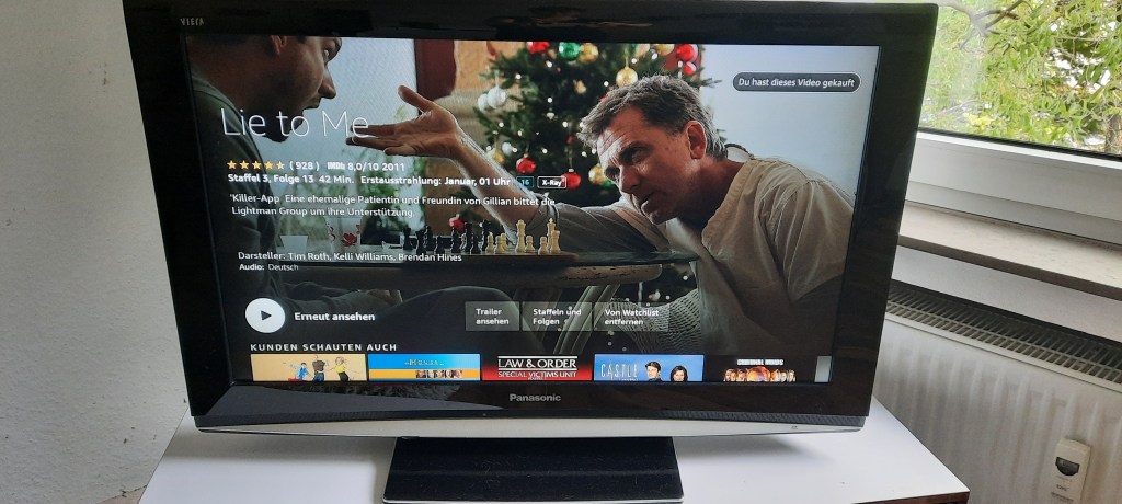 Ein Fernseher auf dem das Anzeigebild der Serie "Lie to me" zu sehen ist.