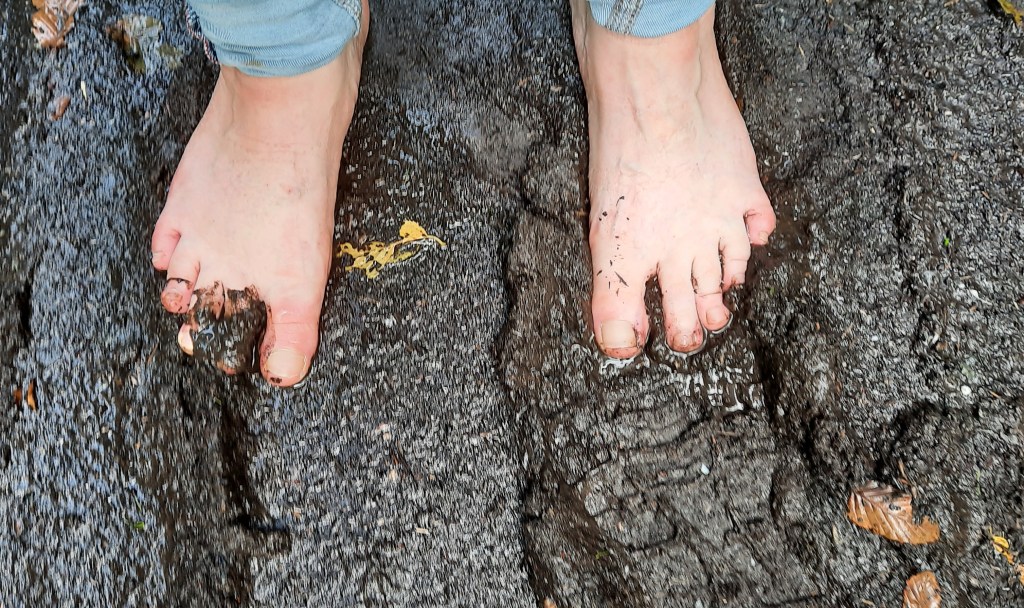 Füße im Schlamm