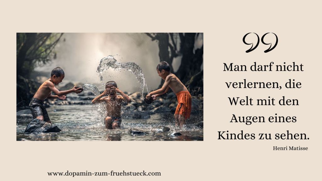 Foto mit drei im Wasser spielenden Kindern und daneben das Zitat: "Man darf nicht verlernen, die Welt mit den Augen eines Kinder zu sehen."