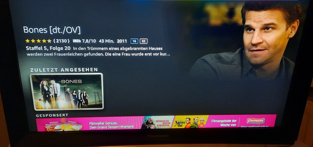 Ein Fernseher, auf dem die Serie Bones zusehen ist
