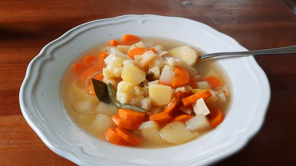 Ein Teller mit Herbstsuppe