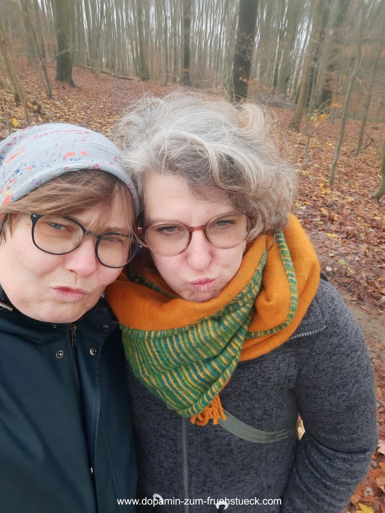 Zwei Frauen mit Brille, die Grimassen schneiden