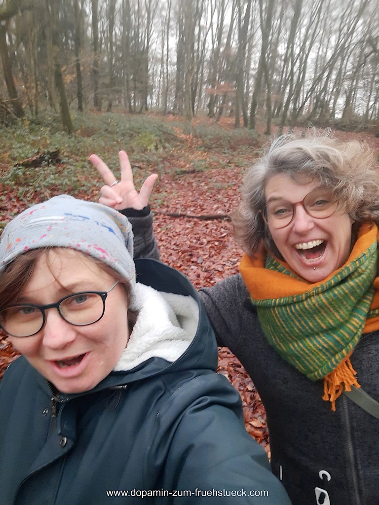 Zwei Frauen mit Brille, die Faxen machen und Spaß haben
