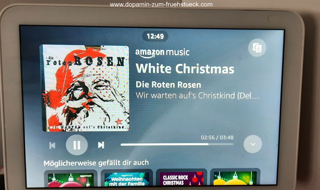 Alexa, die anzeigt, dass gerade die roten Rosen laufen