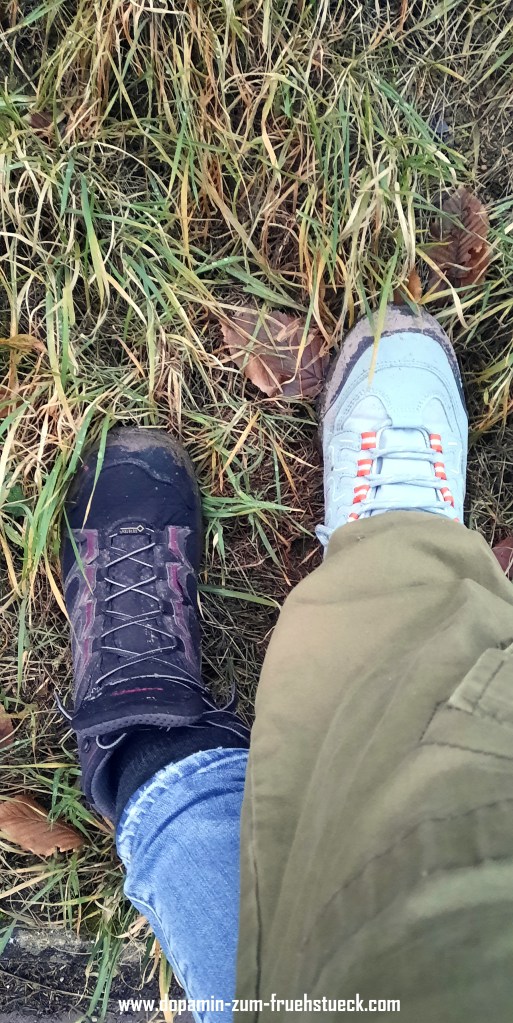zwei unterschiedliche Schuhe von unterschiedlichen Menschen, die zeigen, wie matschig es im Wald war