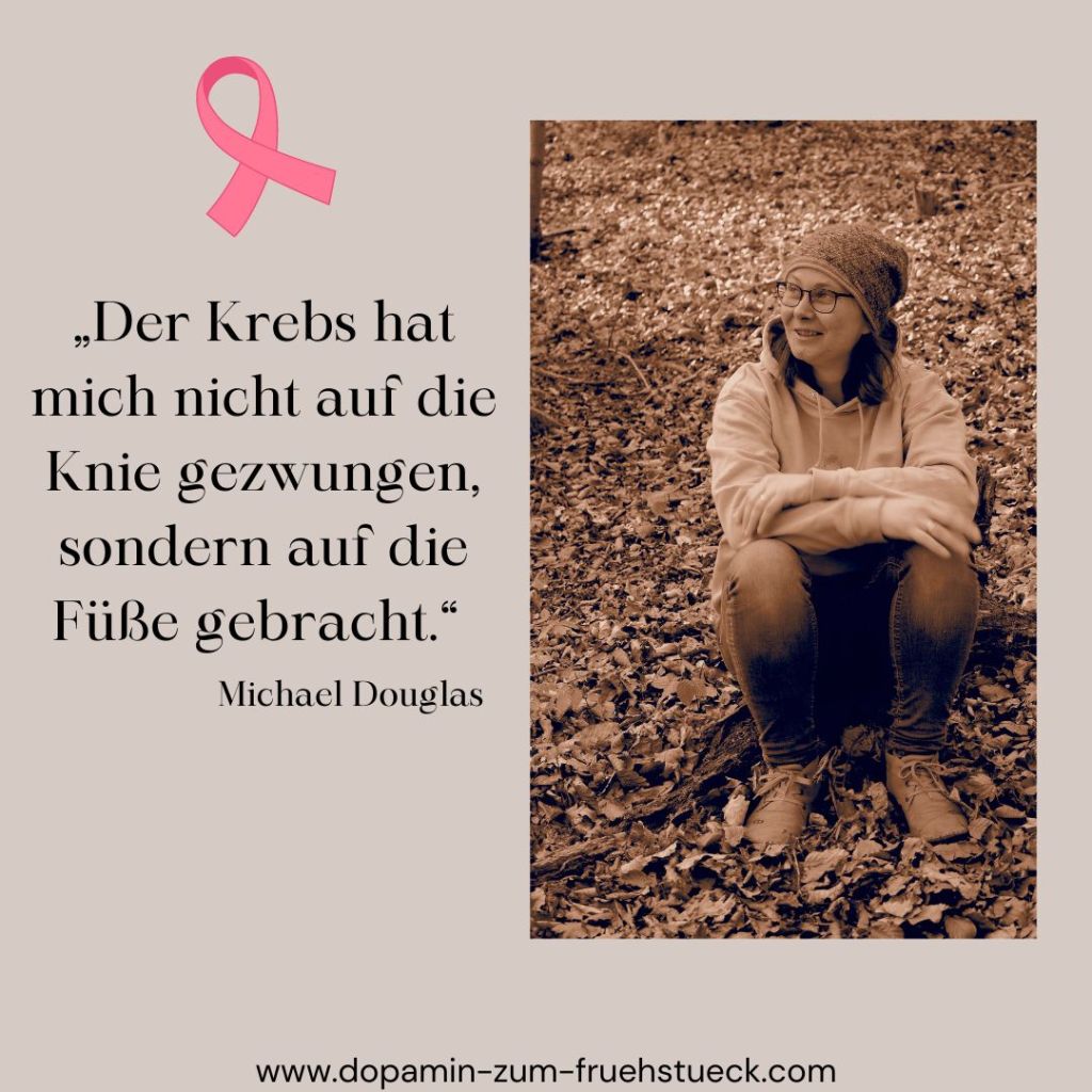 Frau mit Mütze, die im Wald auf einem Baumstamm sitzt