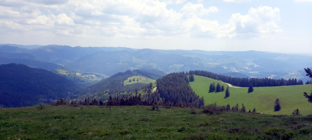 blauer Himmel und Berge