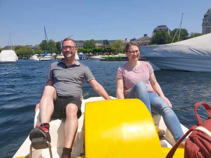 Ein Mann und eine Frau auf einem See in einem Tretboot