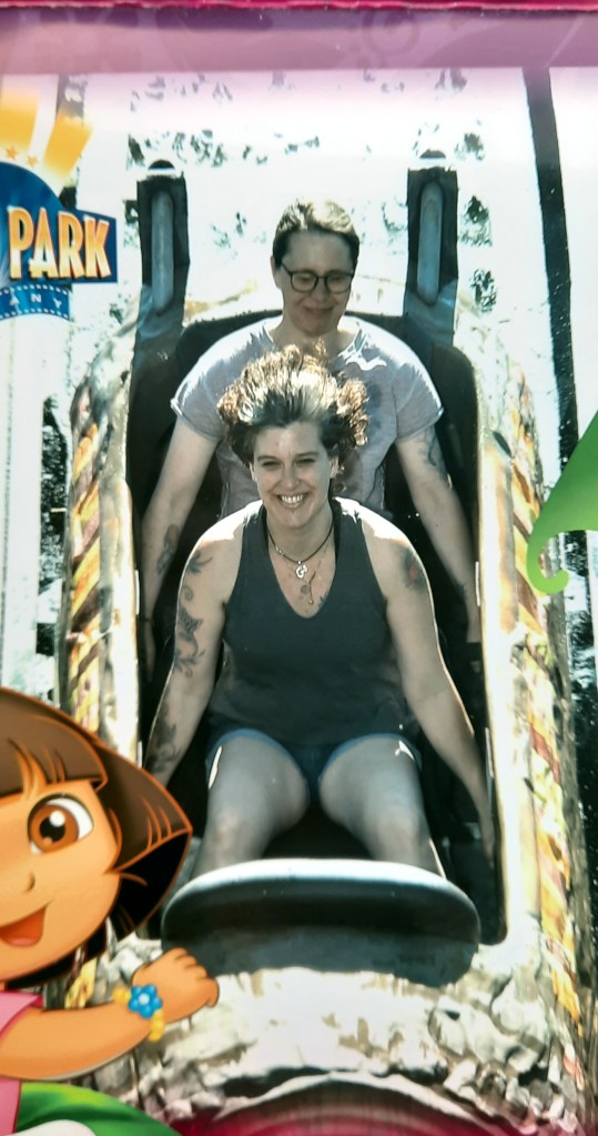 zwei Frau in einer Wildwasserbahn im Movie Park