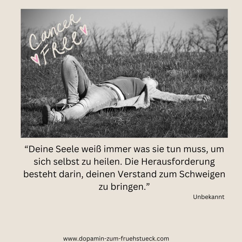 Schwarz- weiß Foto: Eine Frau mit ausgestreckten Armen liegt auf einer Wiese