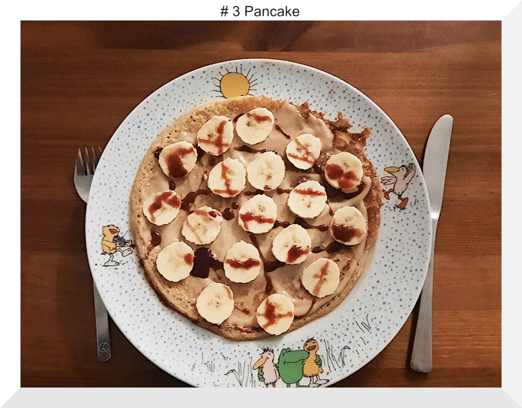 Ein Teller mit einem großen Pancake belegt mit Cashewmus, Bananen und Dattelsirup