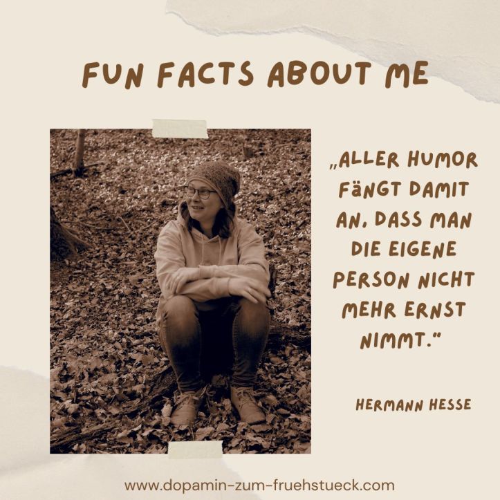 Ein Bild von einer Frau mit Brille und Mütze. Sie sitzt auf einem Baumstamm und lächelt. Daneben steht ein Zitat von Hermann Hesse: "Aller Humor fängt damit an, dass man die eigene Person nicht mehr ernst nimmt."