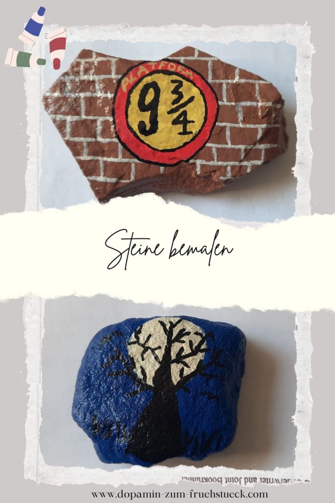 Collage bestehend aus 2 Bildern.
Oberes Bild: bemalter Stein. Es ist eine Mauer auf den Stein gemalt und in der Mitte ist ein Schild auf dem steht: Platform 9 3/4
Unteres Bild: Bemalter Stein: auf dem ist ein schwarzer Baum vor einem Mond bei dunkel blauem Jintergrund zu sehen