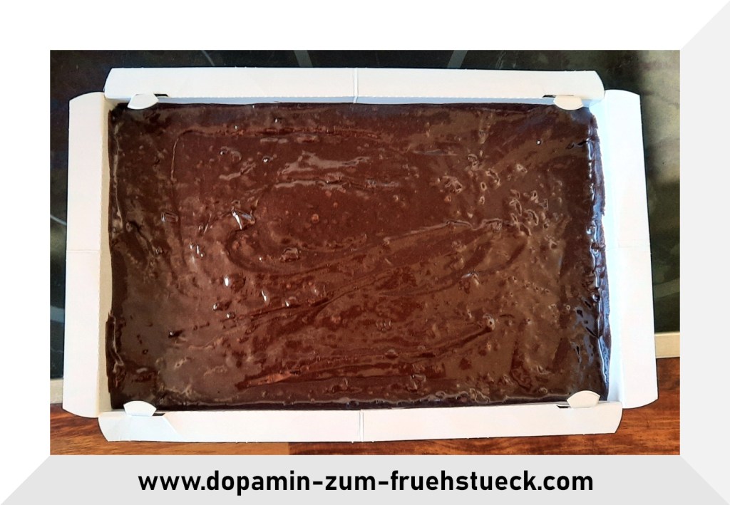 Eine Backform mit Schokokuchen