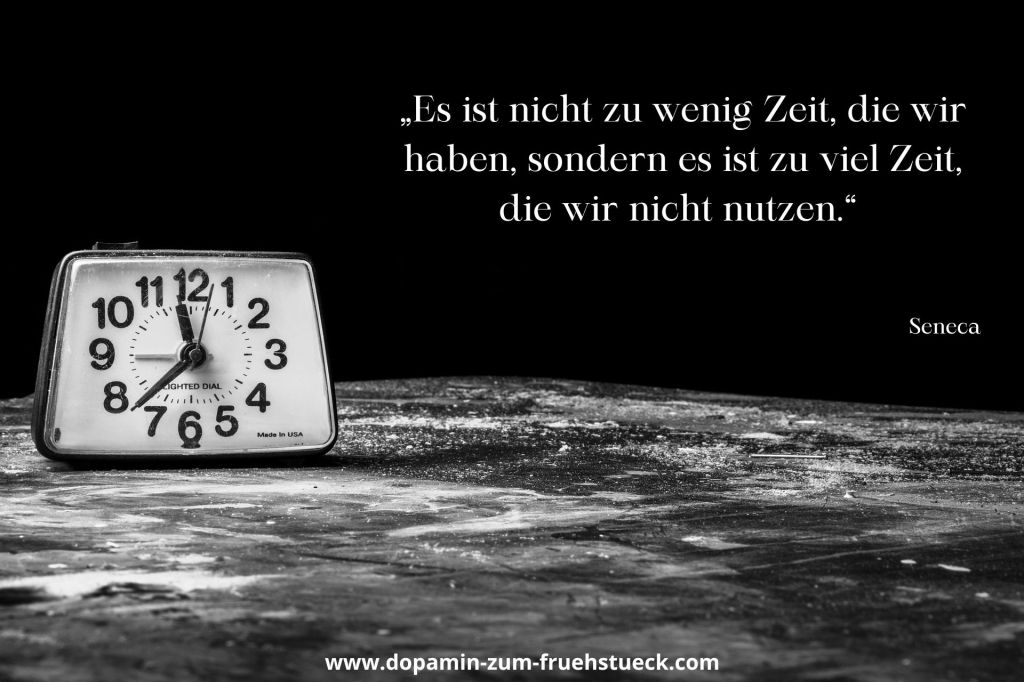 Schwarz- weiß Foto mit einem Wecker, der auf 11:38 Uhr steht