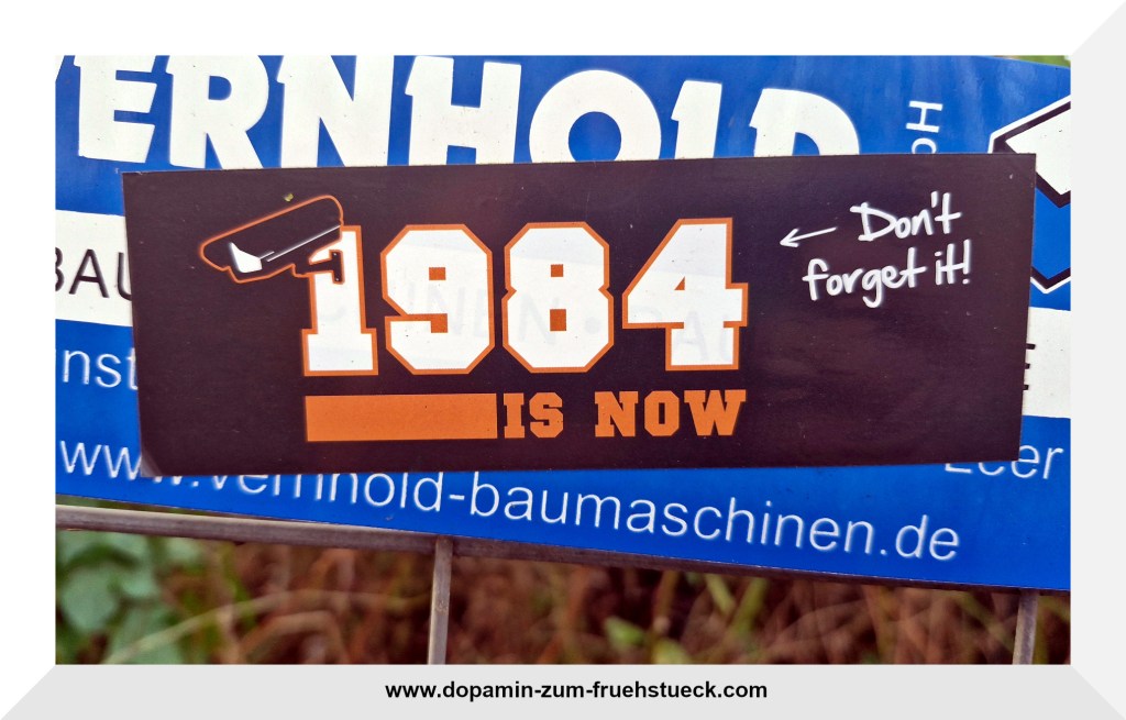 Ein Aufkleber auf dem steht: "1984 ist now- don`t forget it"