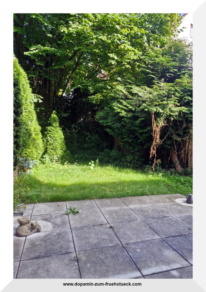 Eine Terrasse mit kleinem Garten