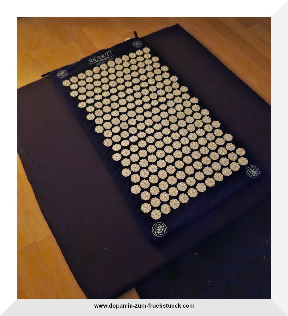 Eine Shakti- Matte die auf einer Meditationsmatte liegt