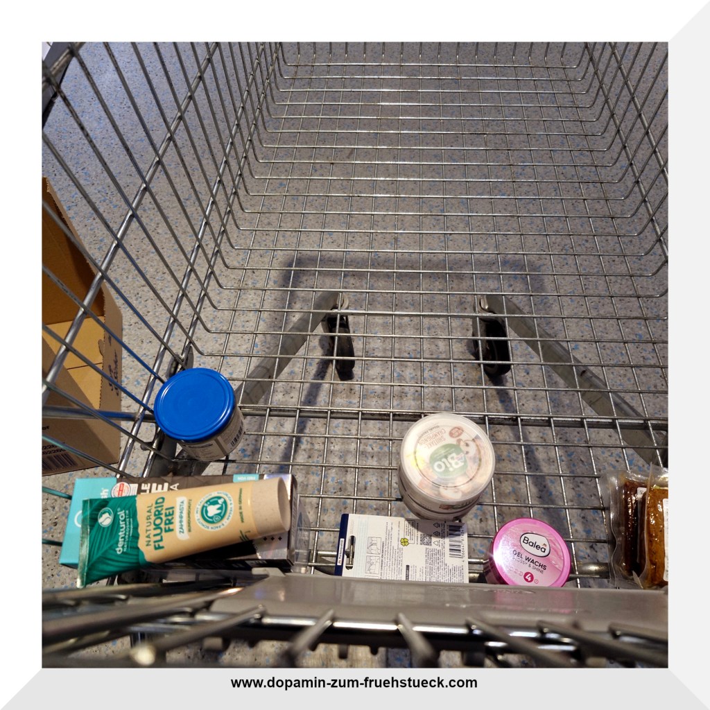 Ein Einkaufswaagen mit Zahnpasta und Aufstrichen