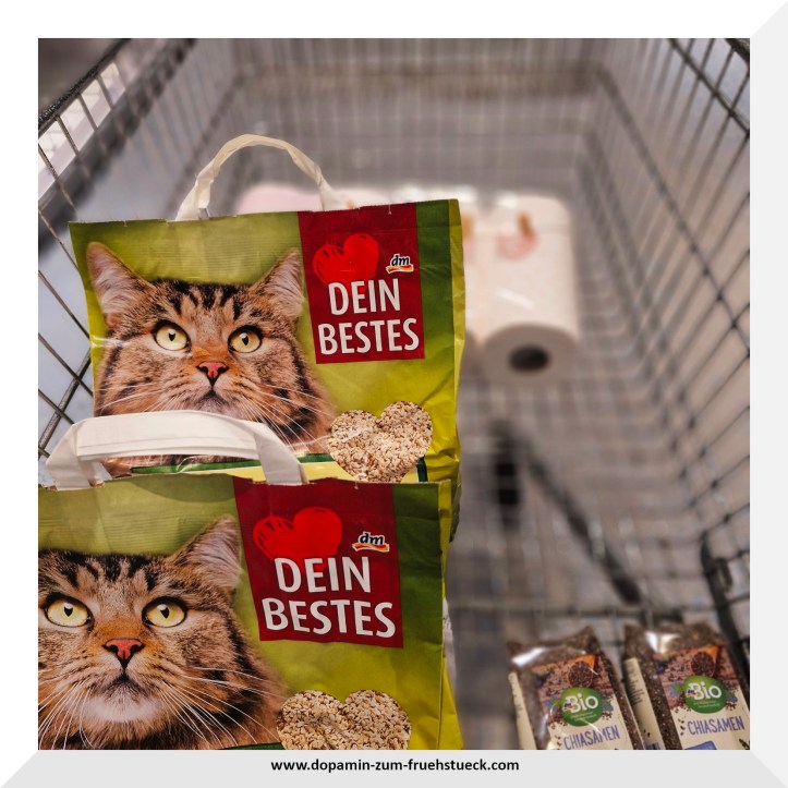 Ein Einkaufswagen gefüllt mit zweimal Katzenstreu, zweimal Chiasamen und Toilettenpapier